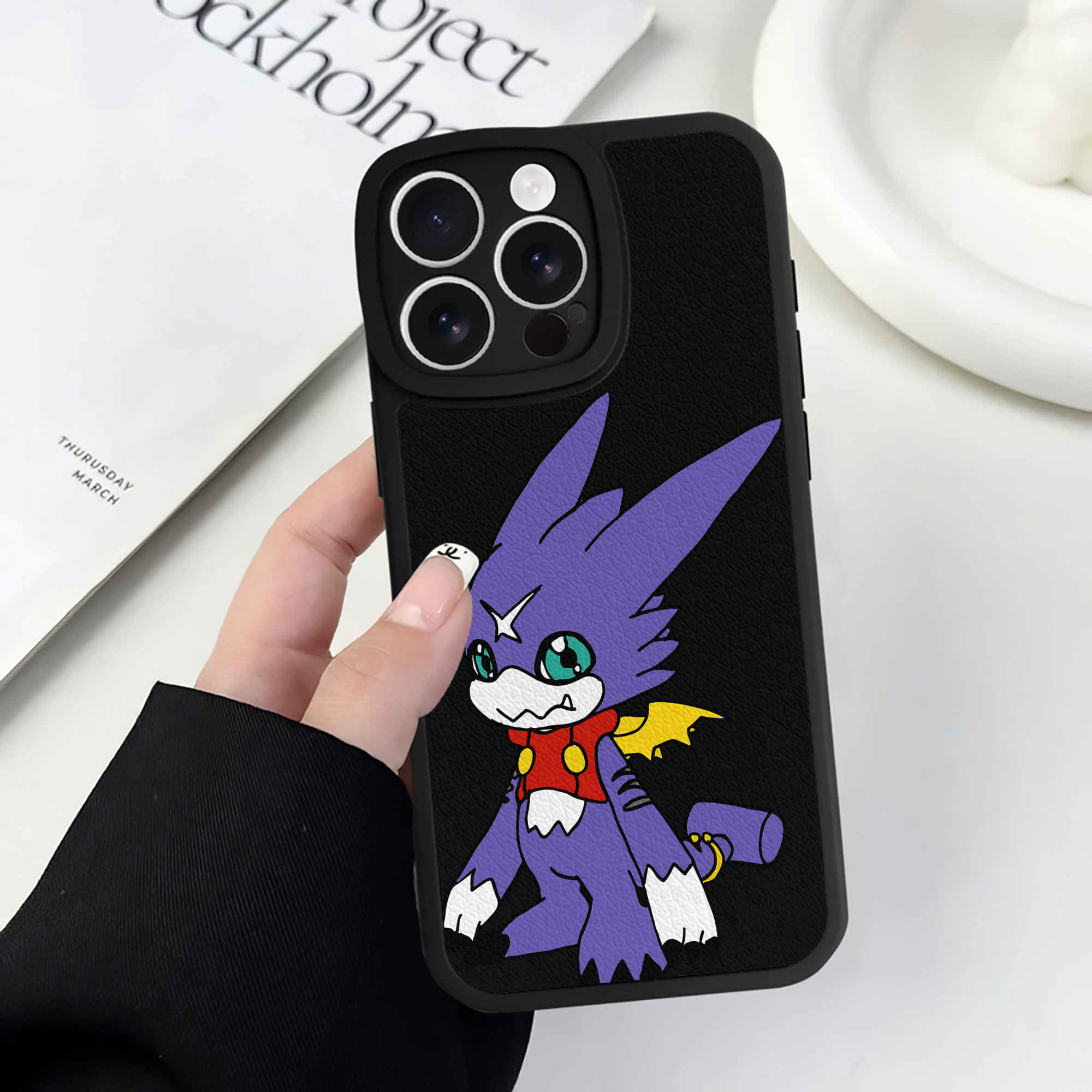 （画像用） Digimon デジタルモンスター/デジモン 【iPhone 16シリーズ対応】シリコンスマホケース（レザー調） 材質：シリコン